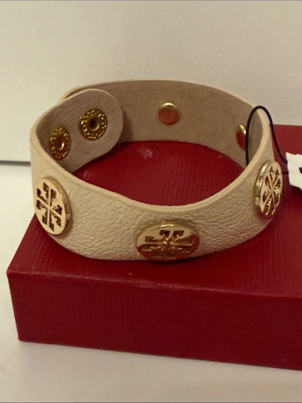 NEW BRACELET CREAM LEATHER GOLD TONE T MEDALLIONS SNAP CLOSE 7.5”-8”